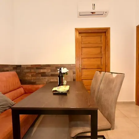 Apartment Near Deak Ferenc Square