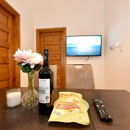 Near Deak Ferenc Square Apartment *