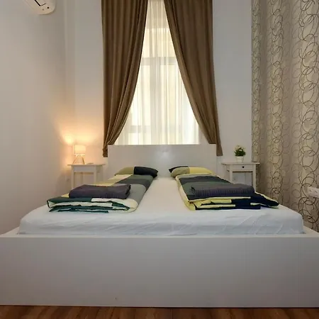 Apartment Near Deak Ferenc Square *