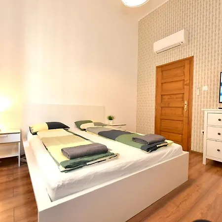 Near Deak Ferenc Square Apartment